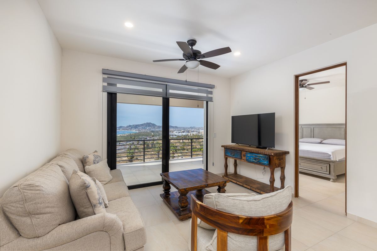 3 of 17: Sala con acceso a terraza con vista de la bahia y atardecer