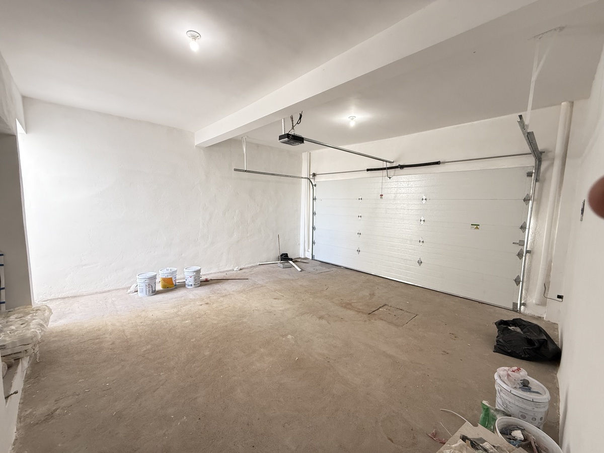 9 de 31: Cochera techada con porton electrico