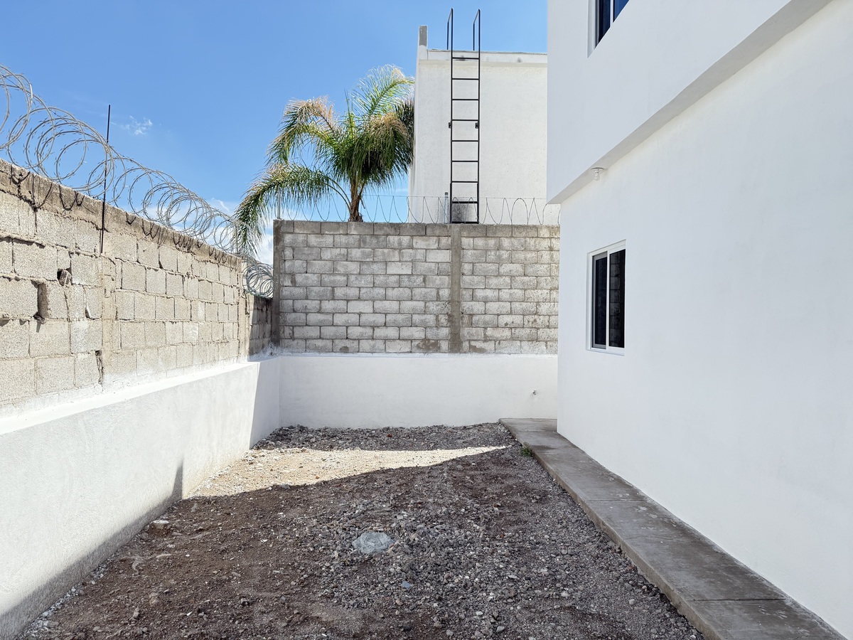 25 de 31: Patio trasero