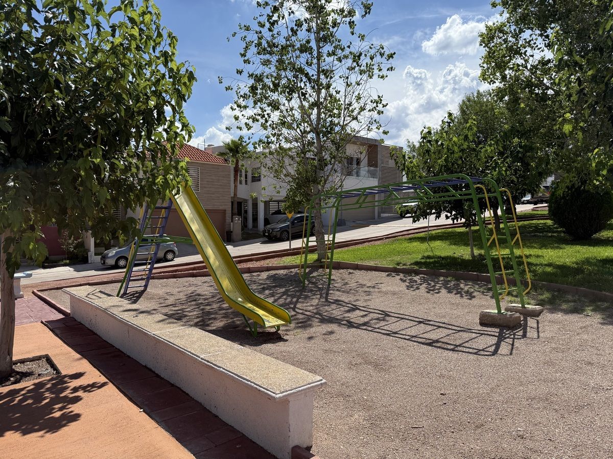 28 de 31: Parque con juegos infantiles