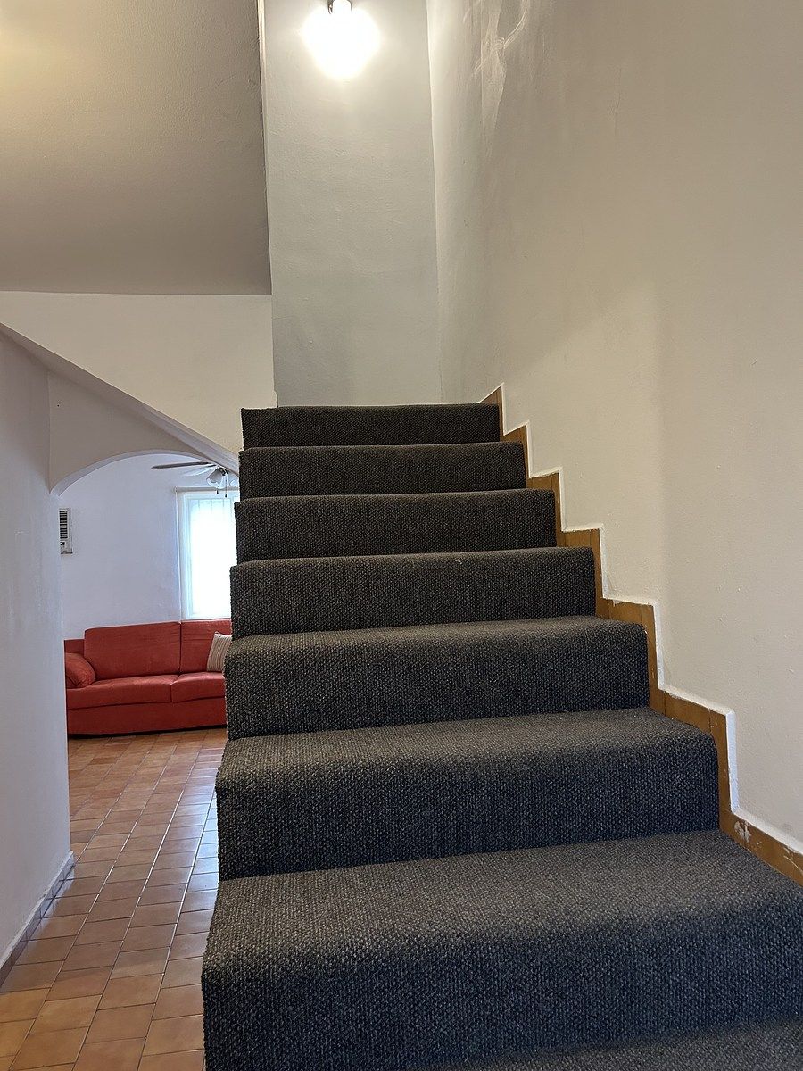 8 de 21: escalera a segundo nivel