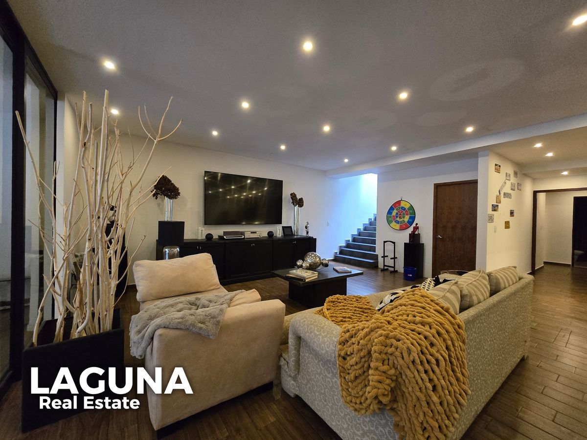11 of 30: Área de Estar tipo Living con dos Medios Baños.