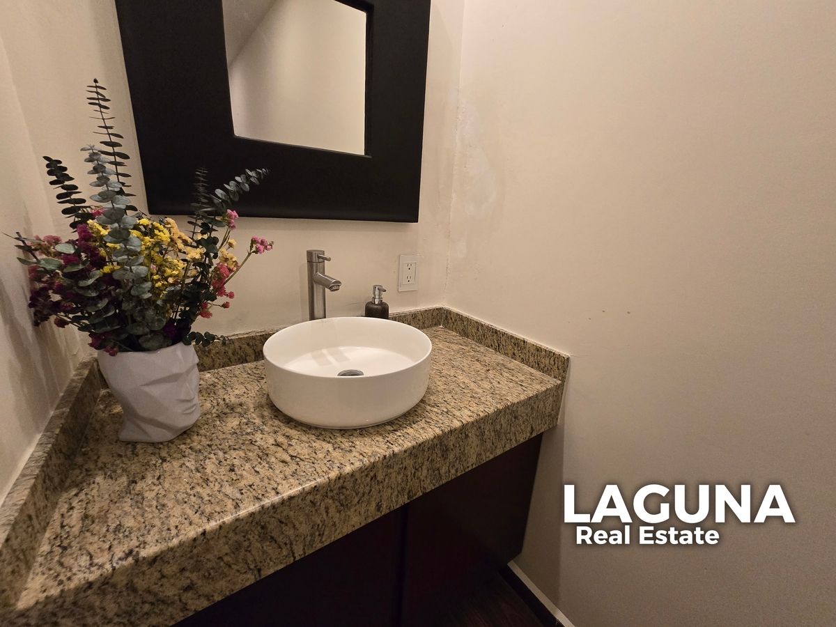 14 of 30: Área de Lavabo junto a medios baños de área de estar.