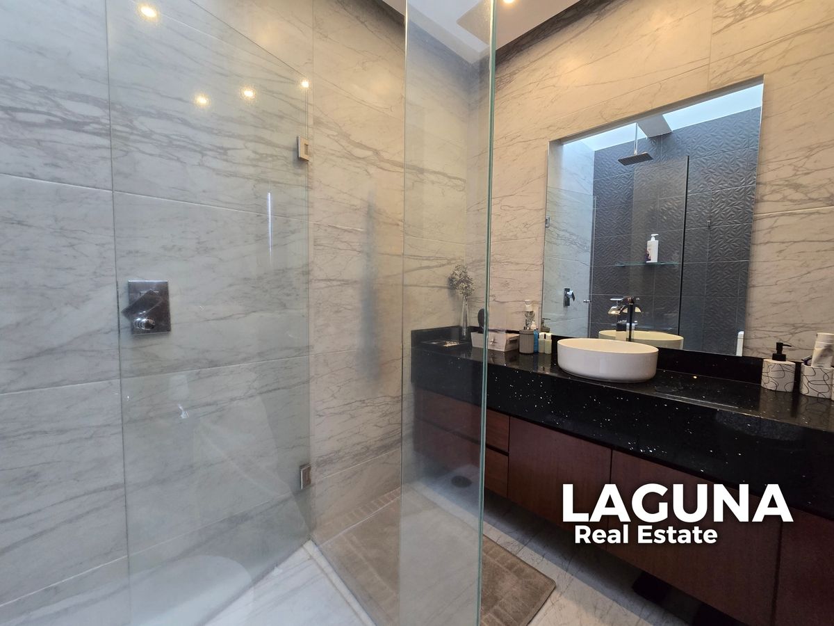 21 of 30: Baño completo, Habitación dos con vestidor privado.