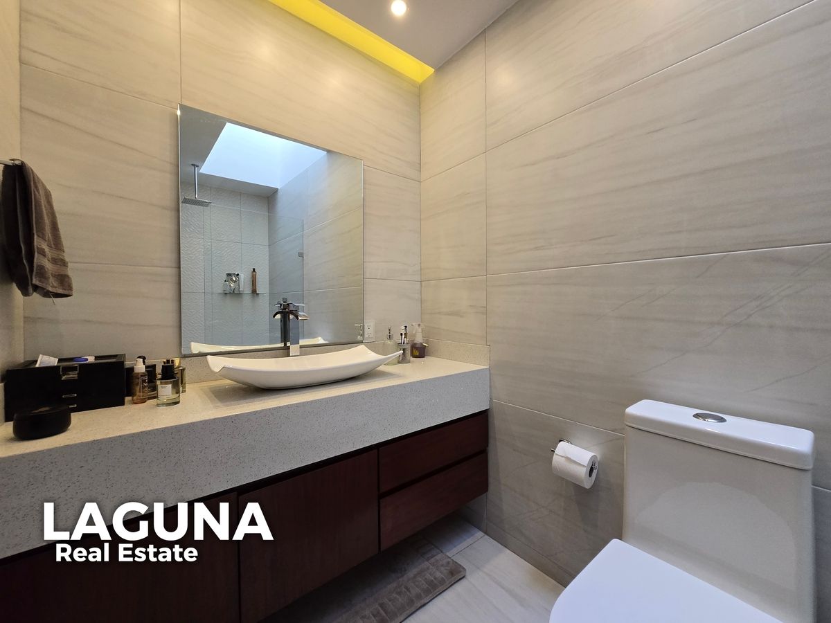 23 of 30: Baño completo, Habitación tres con vestidor privado.
