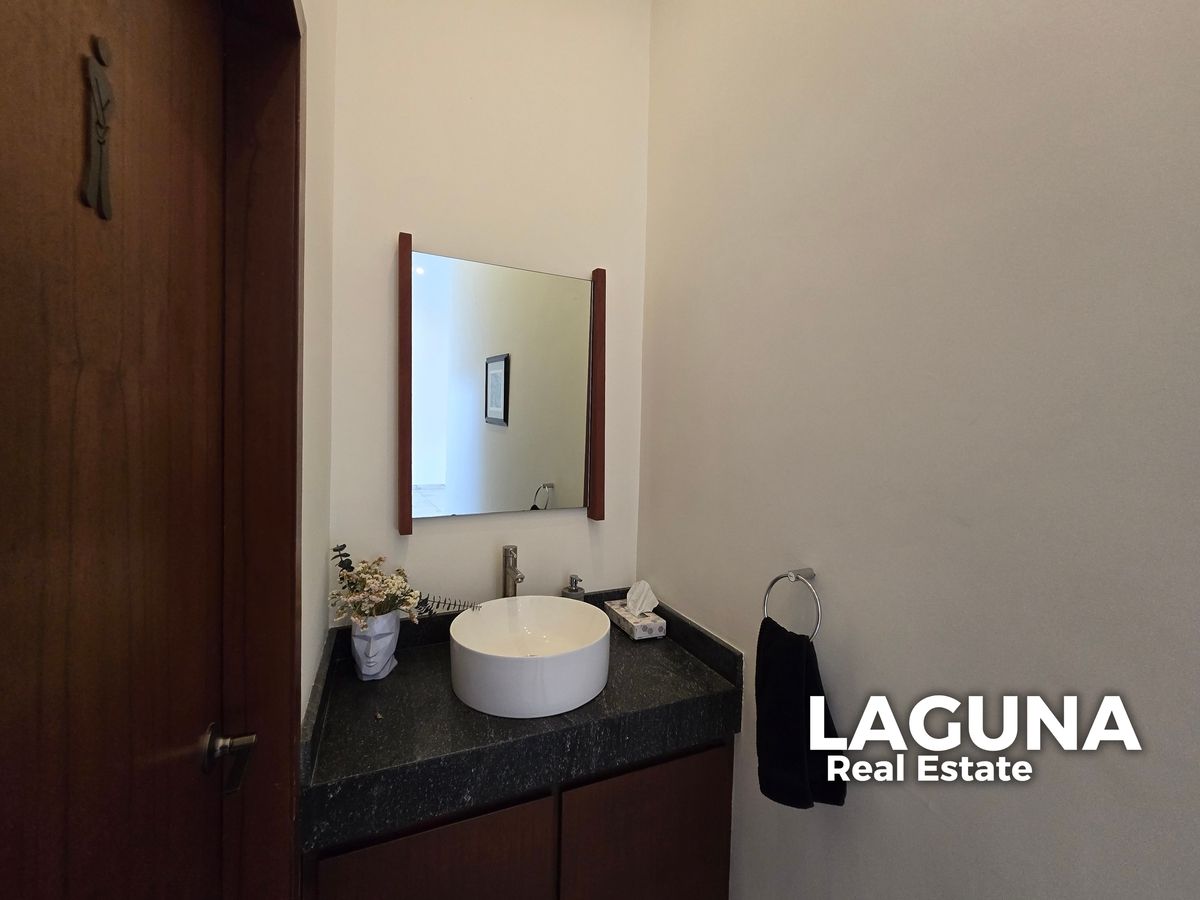 29 of 30: Dos medios baños con lavamanos al exterior en salón de usos.