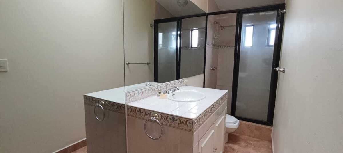 13 of 27: BAÑO