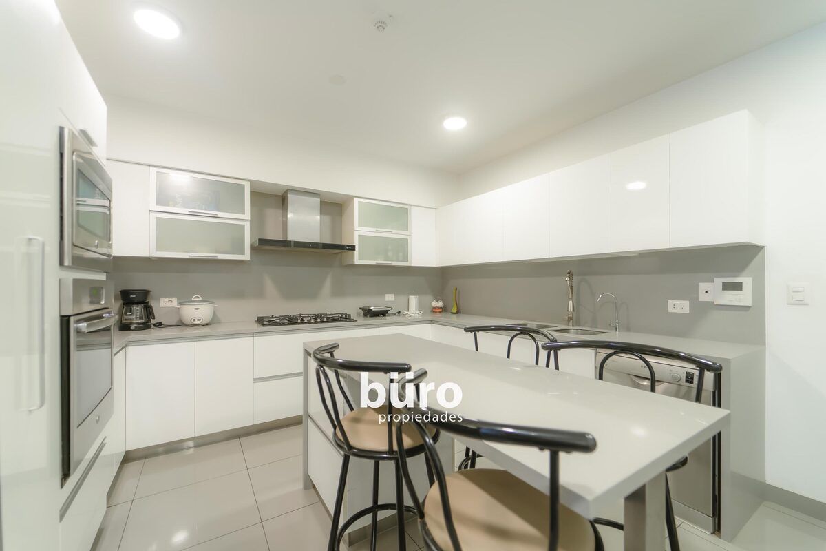 9 de 35: Cocina con isla