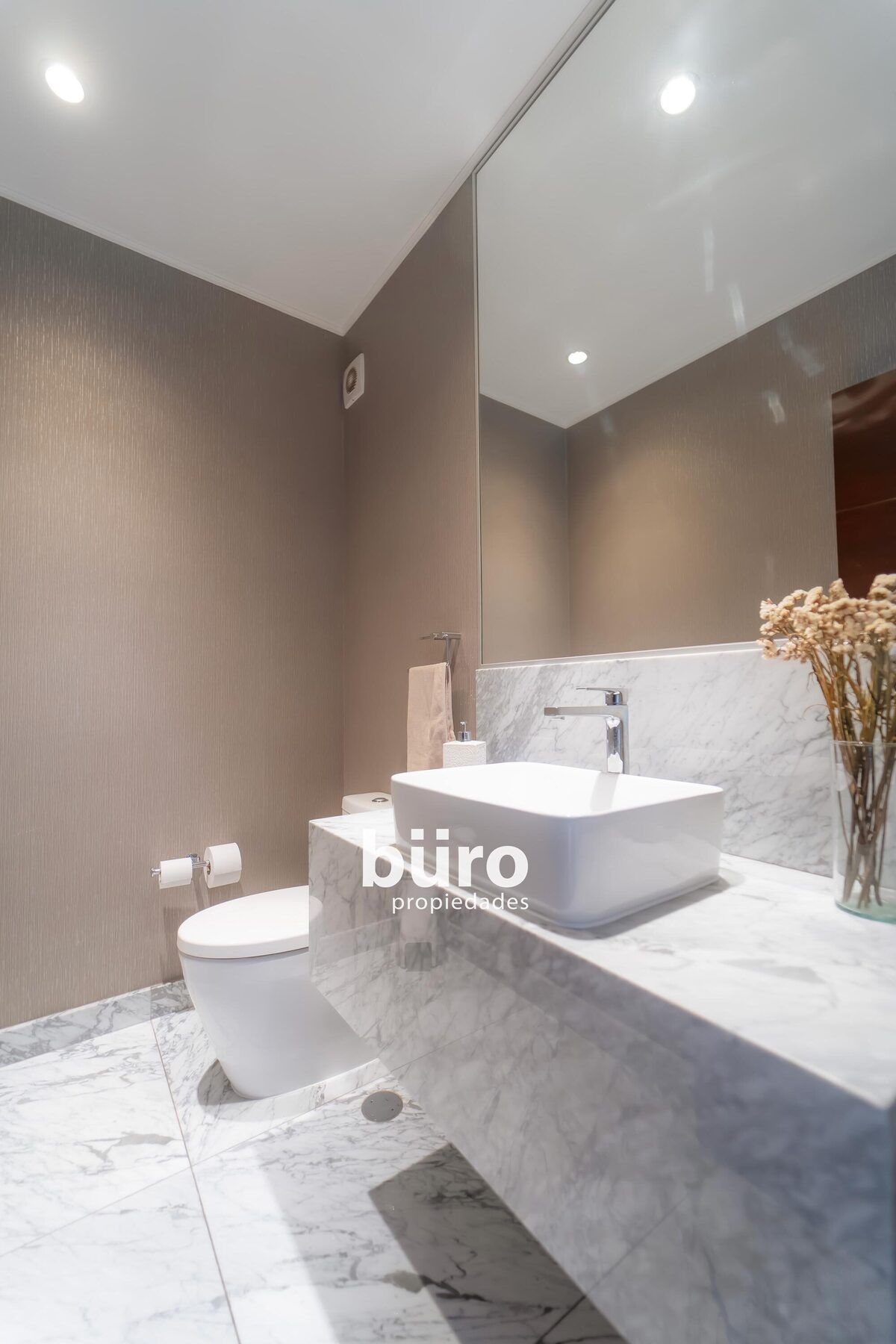 17 de 35: Baño de visitas