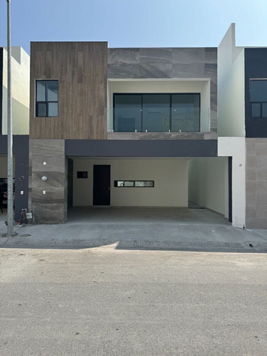 1 of 19: Fachada