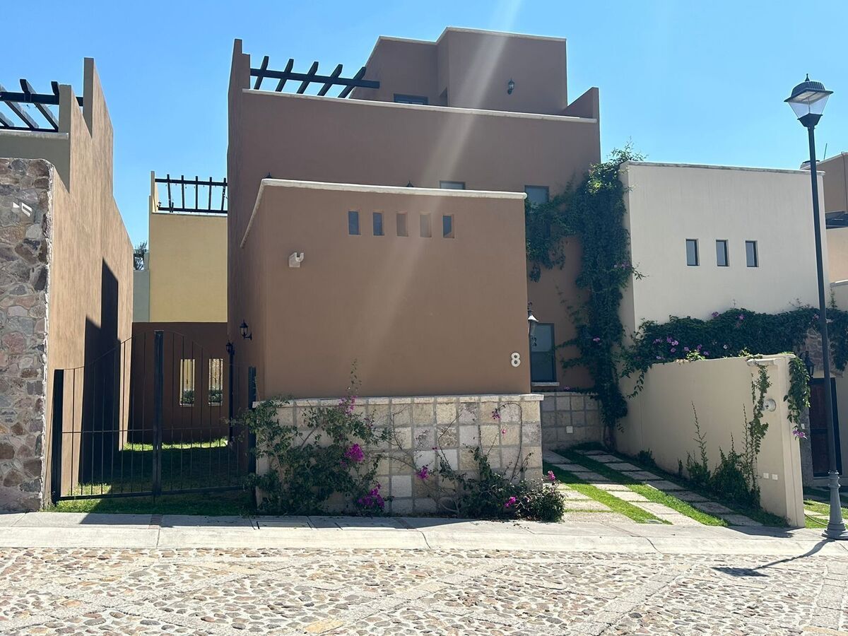 1 of 19: Fachada principal