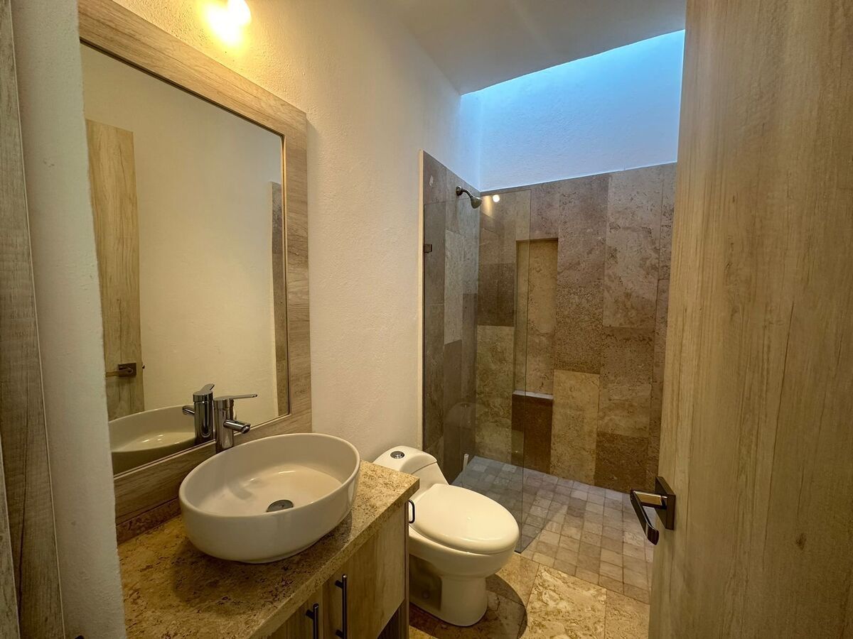 5 of 19: Baño completo en planta baja