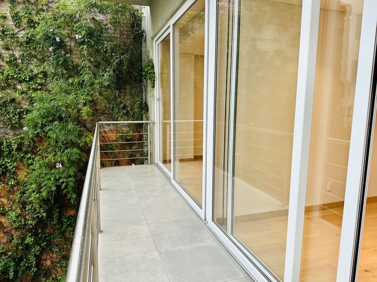 2 de 22: BALCON AL FRENTE