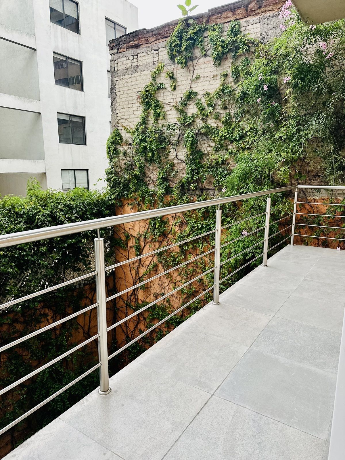 3 de 22: BALCON AL FRENTE