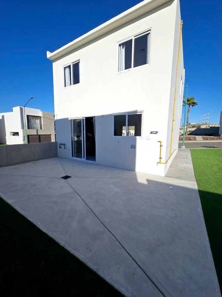 2 of 14: Amplio patio