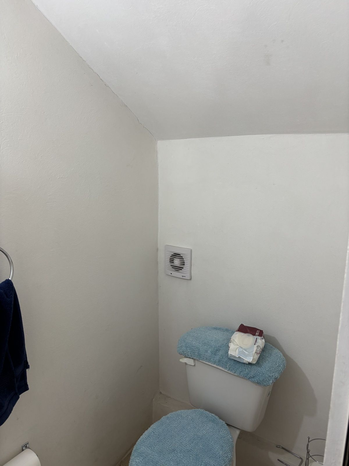 3 of 10: Medio baño planta baja