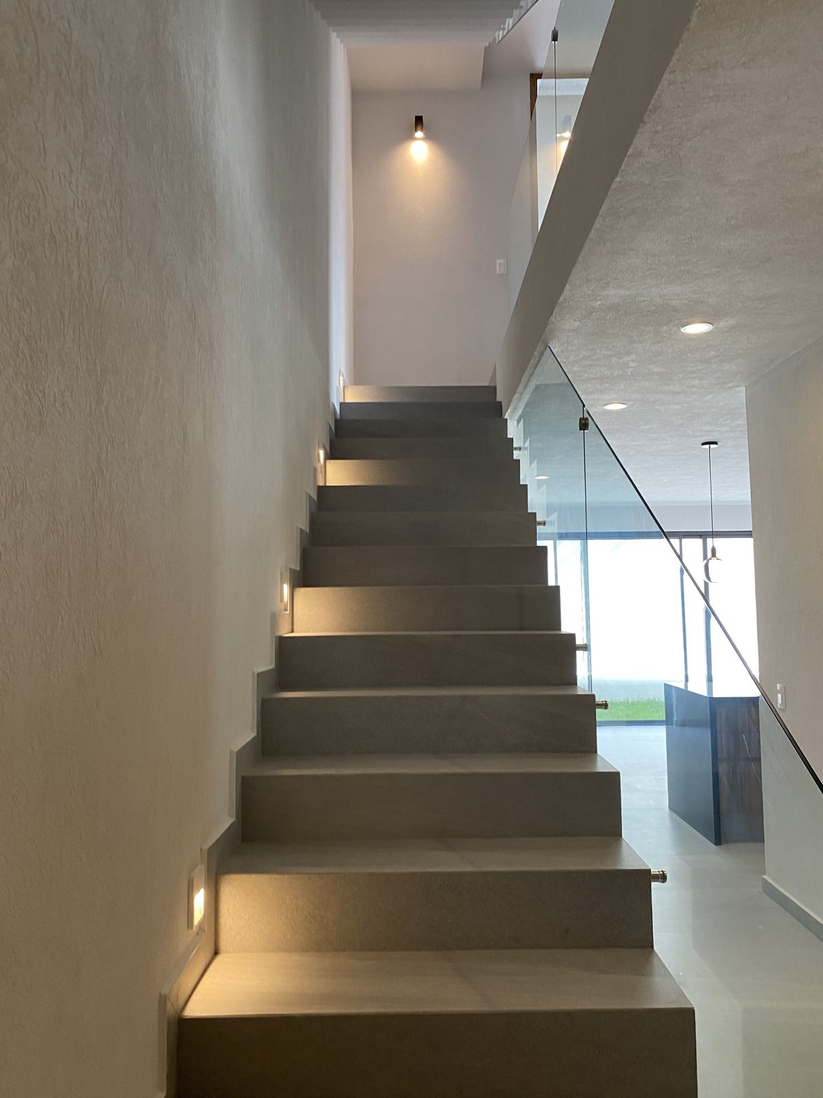 19 de 33: ESCALERAS ROOF