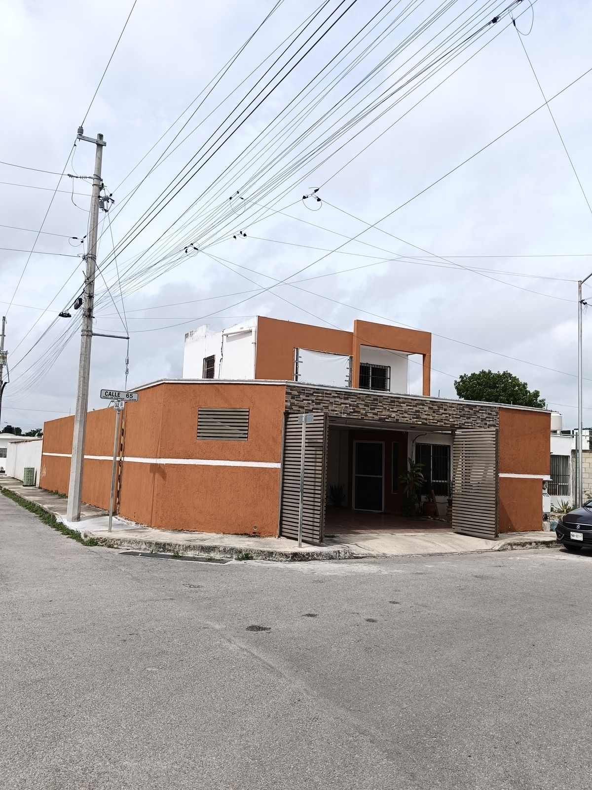 1 of 27: Fachada principal