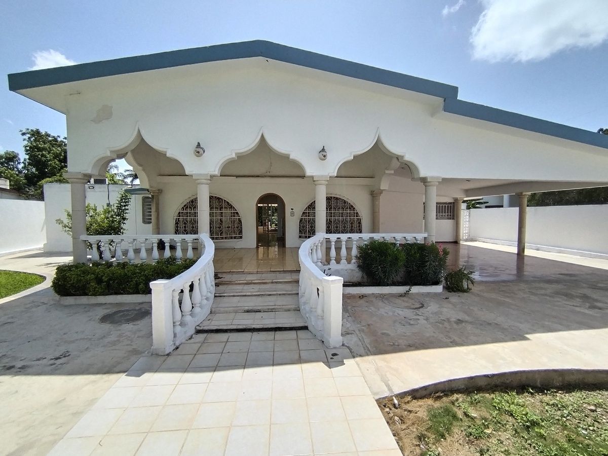1 of 16: fachada principal