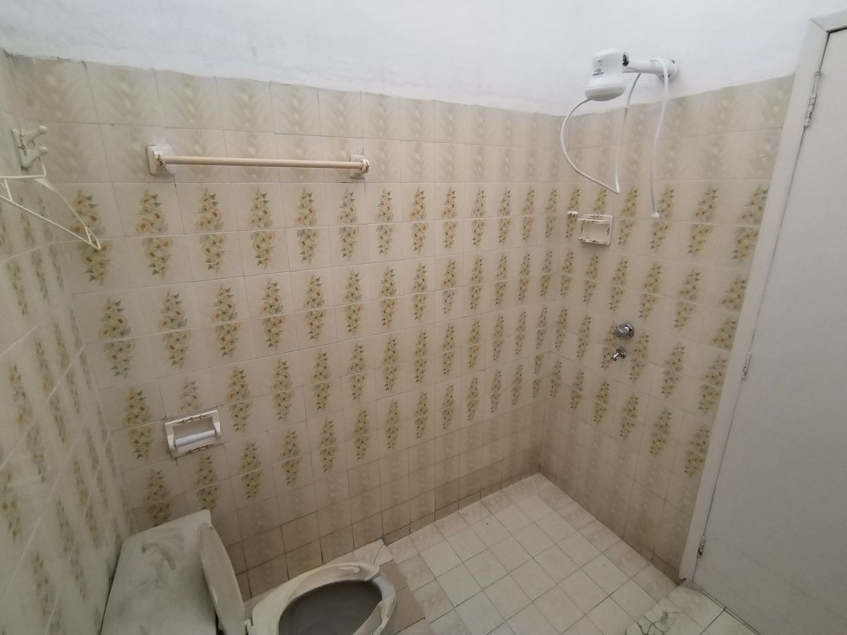 5 of 16: baño