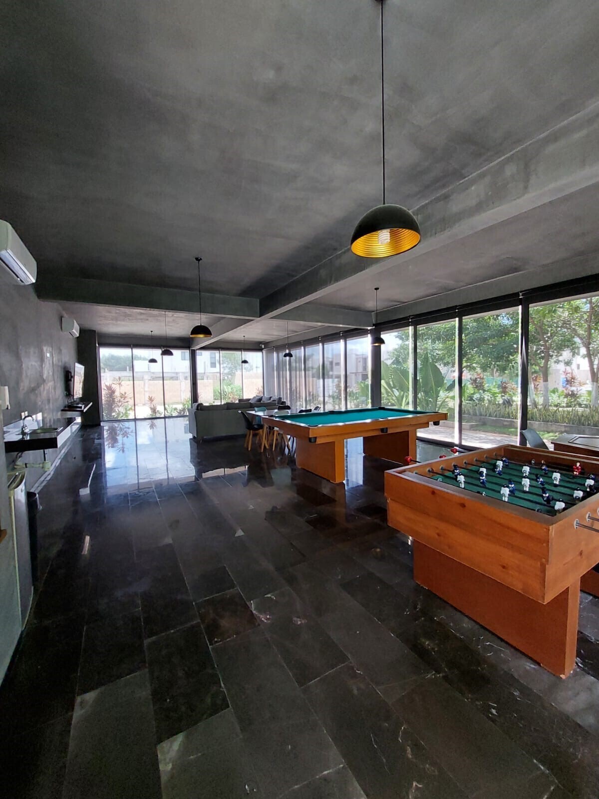 9 of 32: Salón de juegos