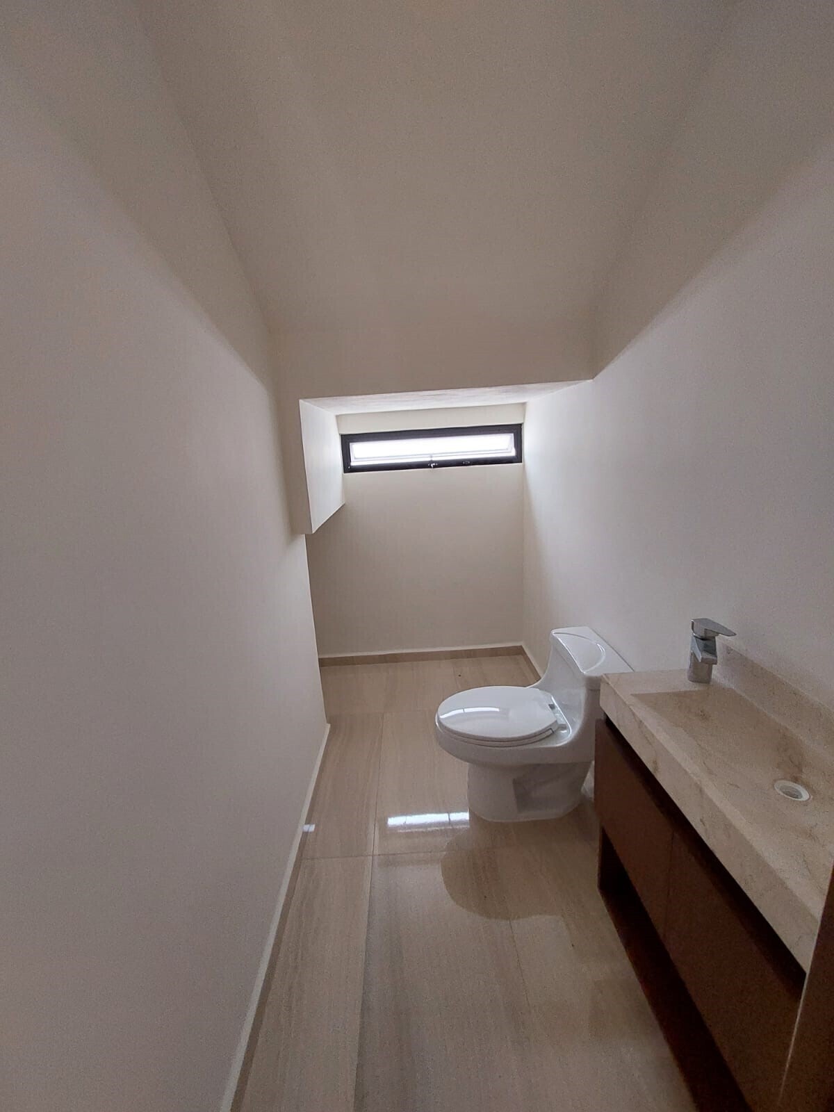 22 of 32: Medio baño para visitas