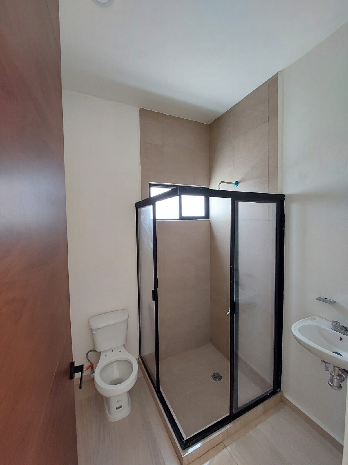27 of 32: Baño de servicio