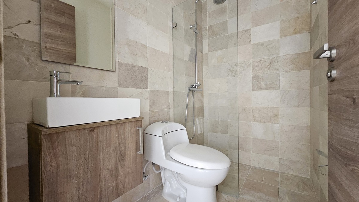 7 de 14: Baño de visitas completo