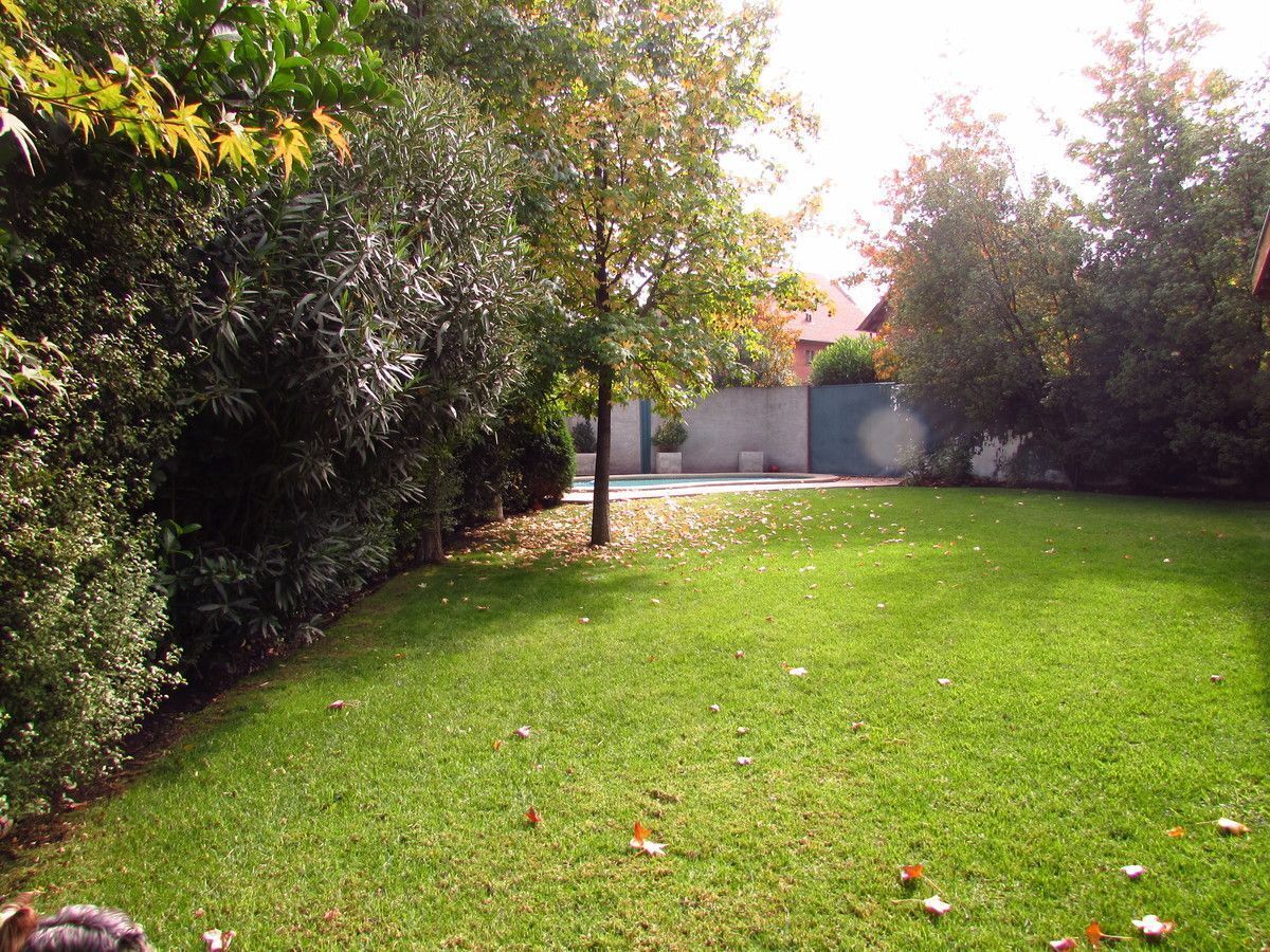 2 of 26: Amplio jardín