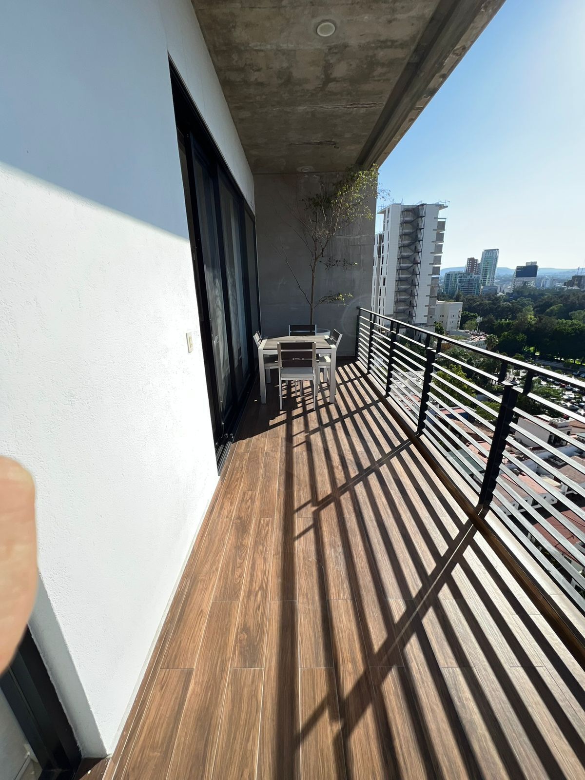 2 de 27: AMPLIA TERRAZA, VISTA COUNTRY CLUB