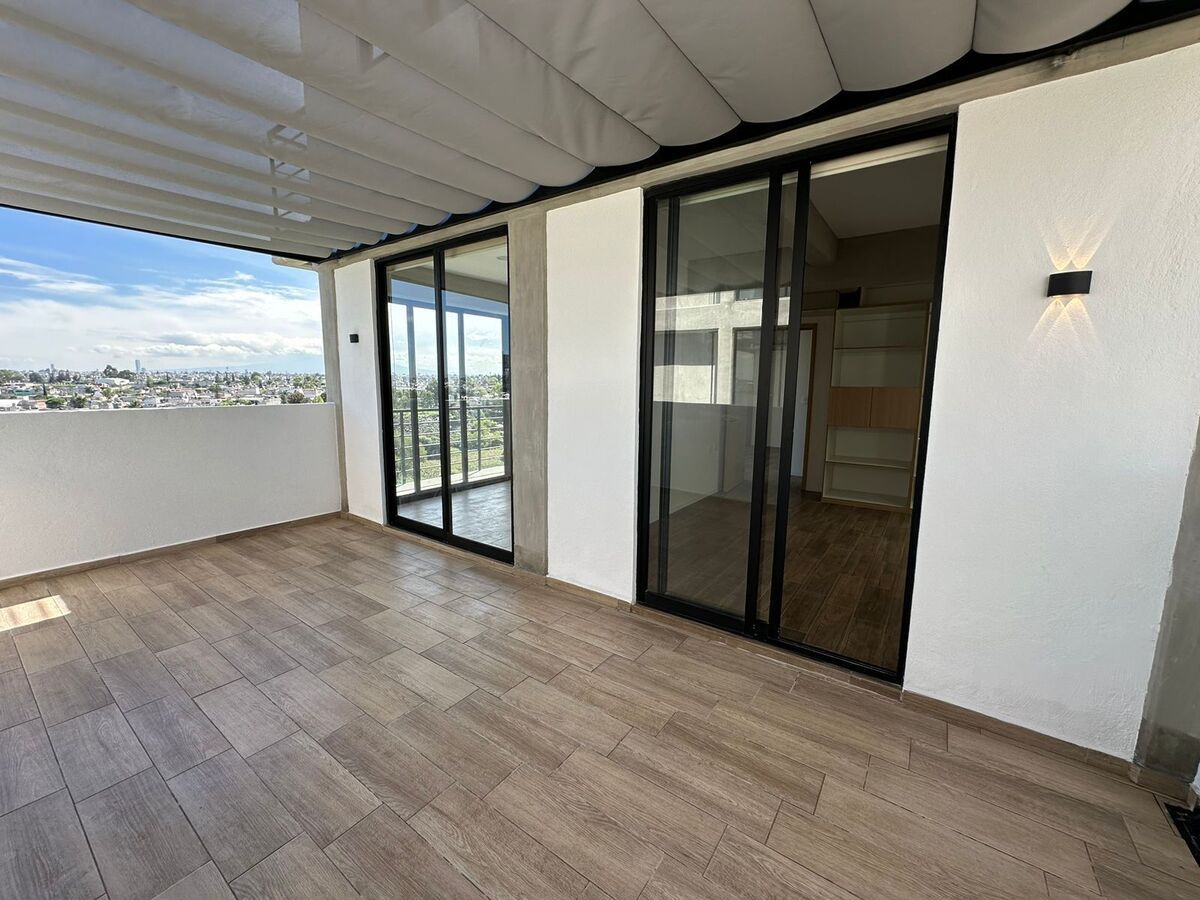 5 of 12: Terraza