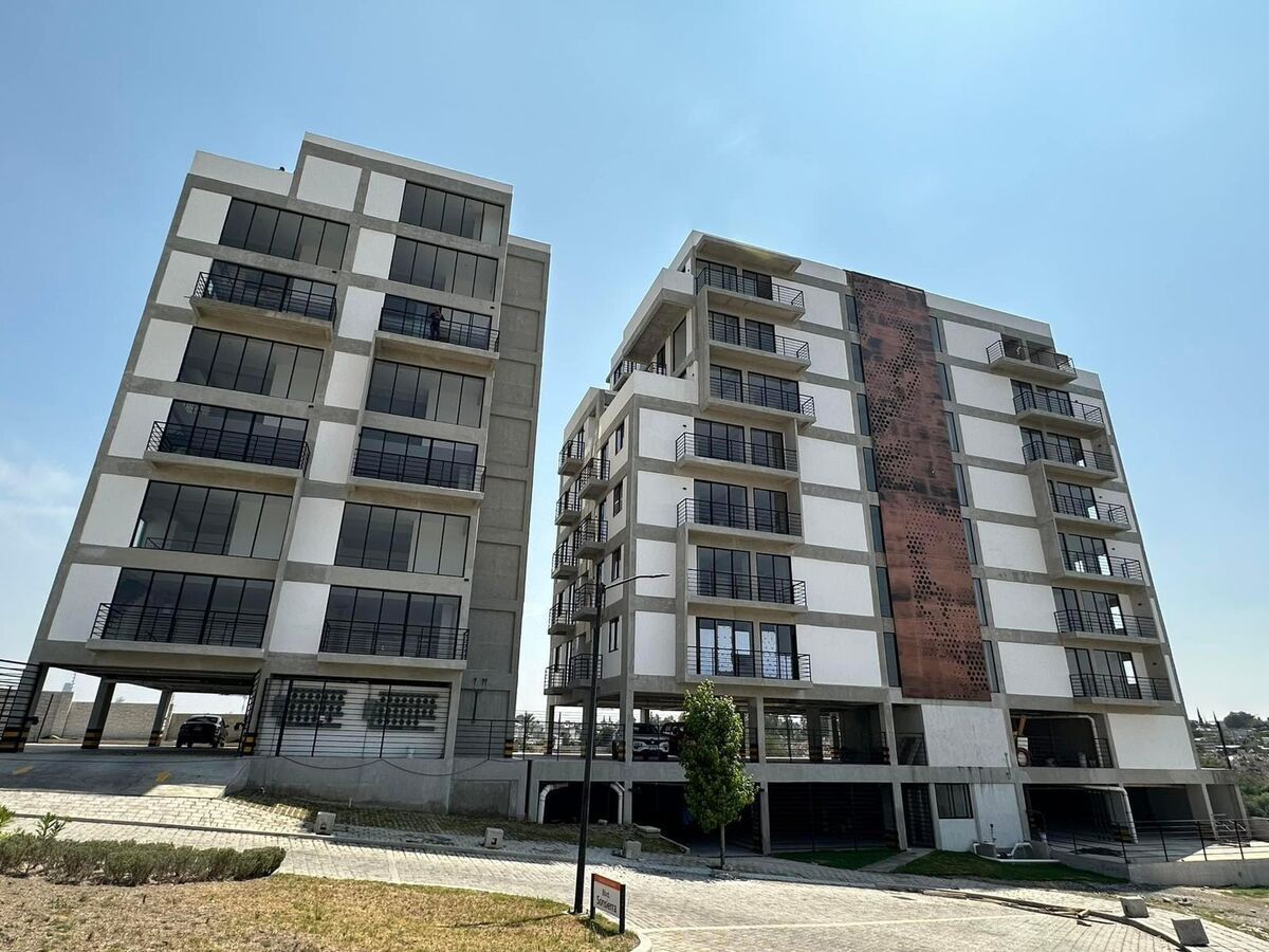 Departamento con Terraza y Casa Club en Renta en Cluster Alcumbre
