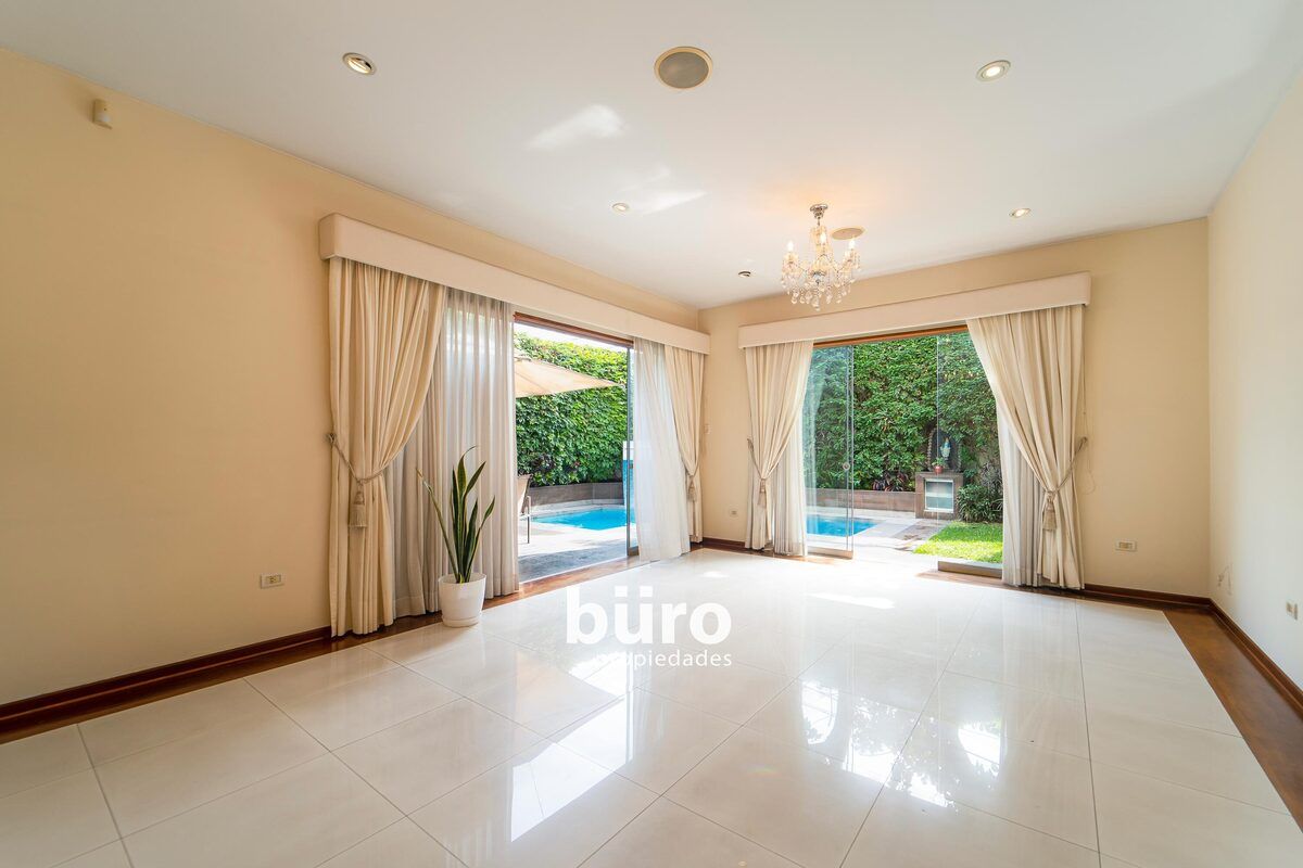 3 de 37: Sala con chimenea y salida a la piscina
