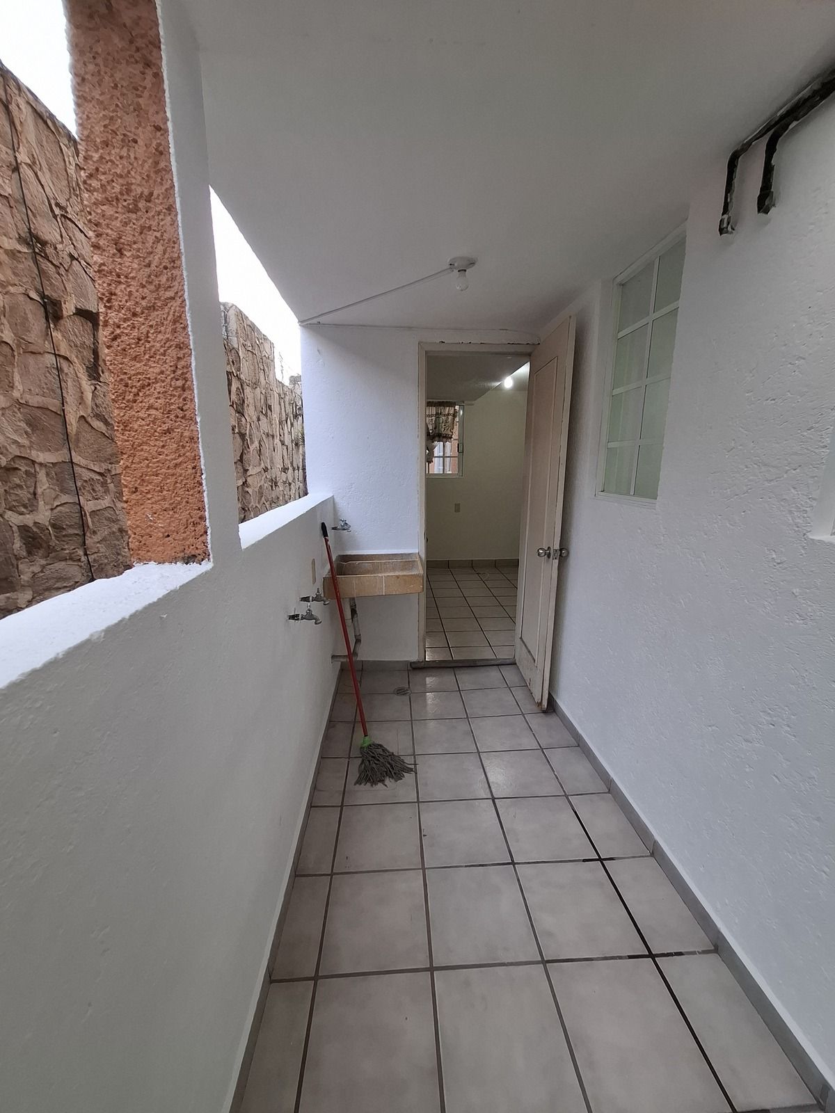 4 of 12: patio de servicio