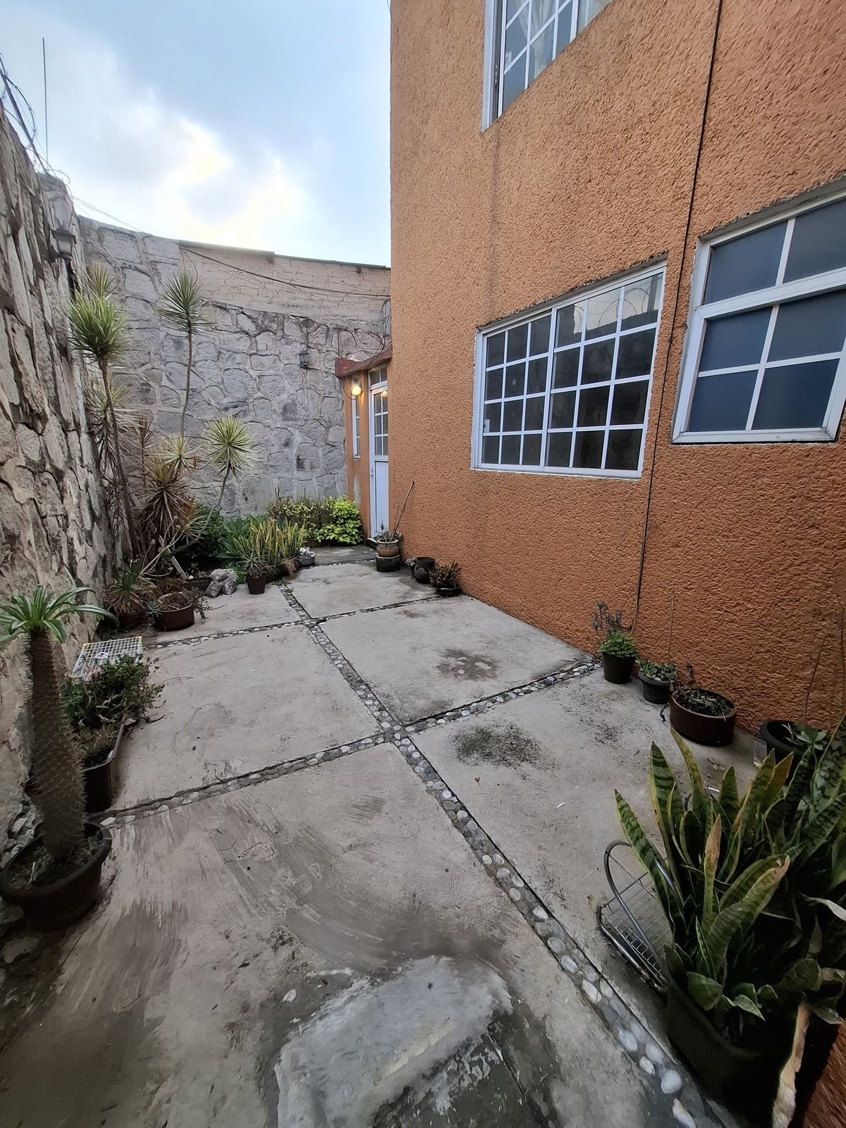 5 of 12: patio privado