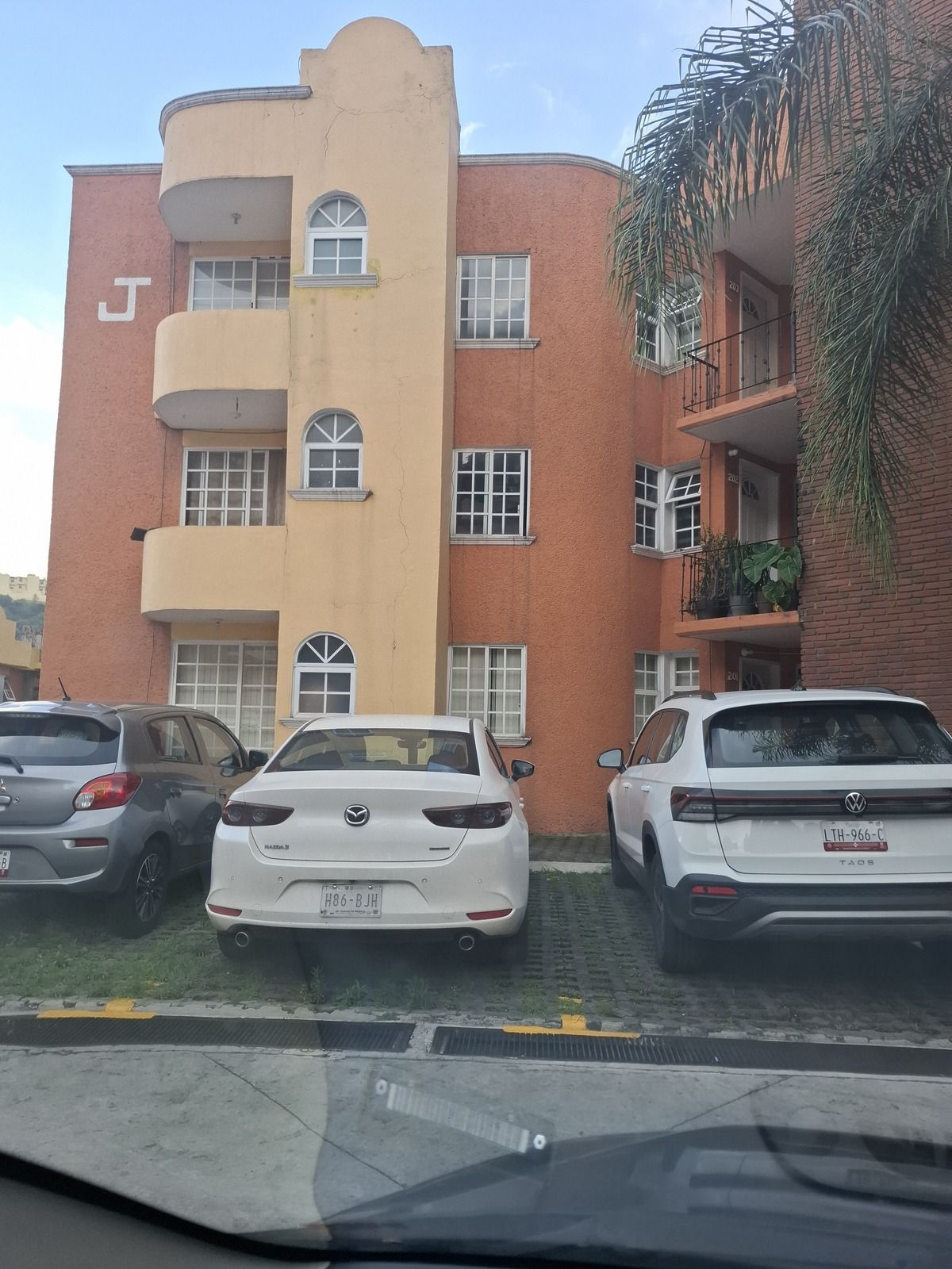 1 of 12: fachada