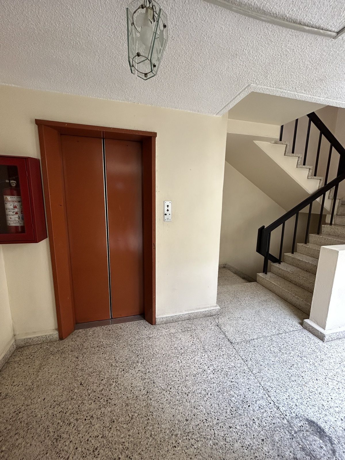 4 de 17: elevador y escaleras 4 piso