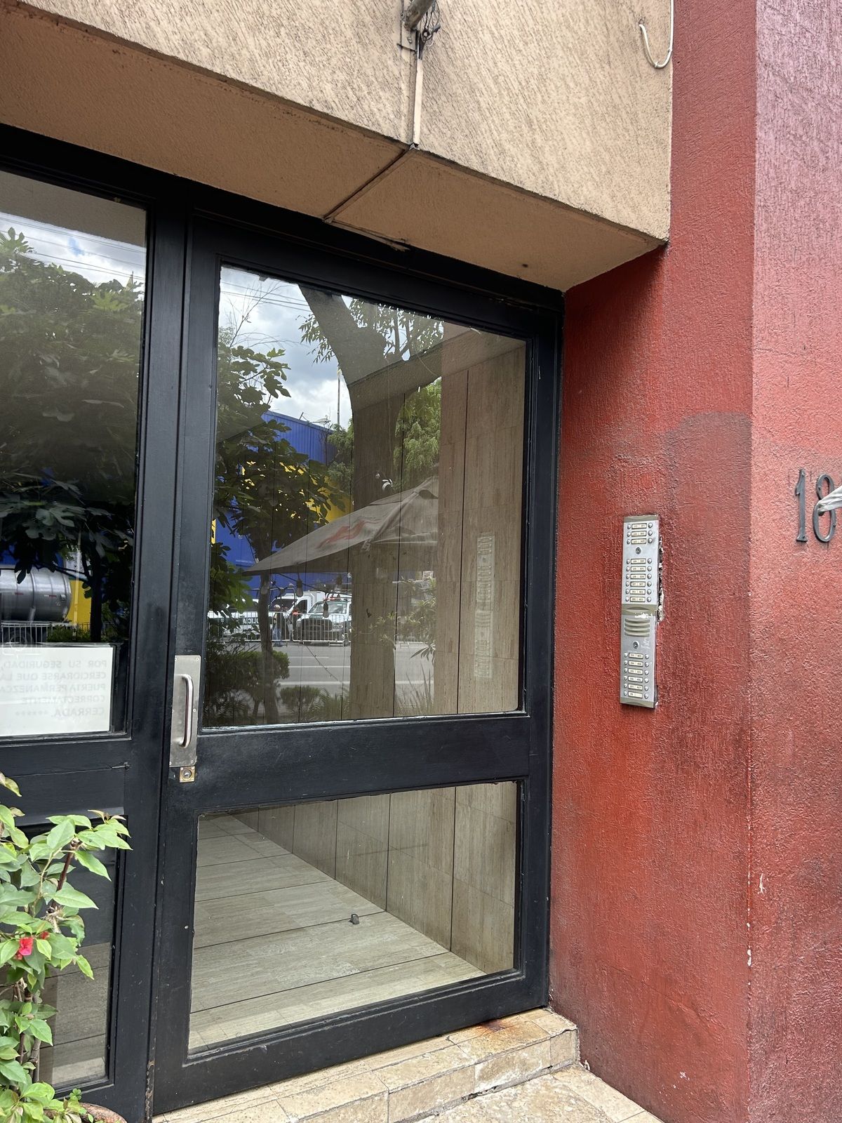 2 de 17: puerta de acceso al edificio