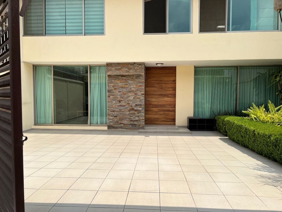 5 of 24: Fachada