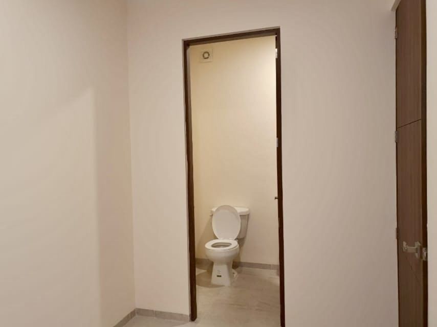 16 de 37: Baño completo en cuarto de servicio