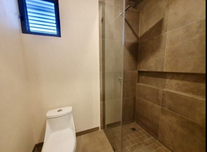 26 de 37: Baño privado en suite A
