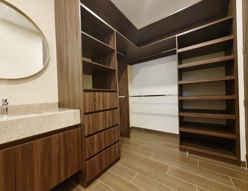 28 de 37: Vestidor en suite