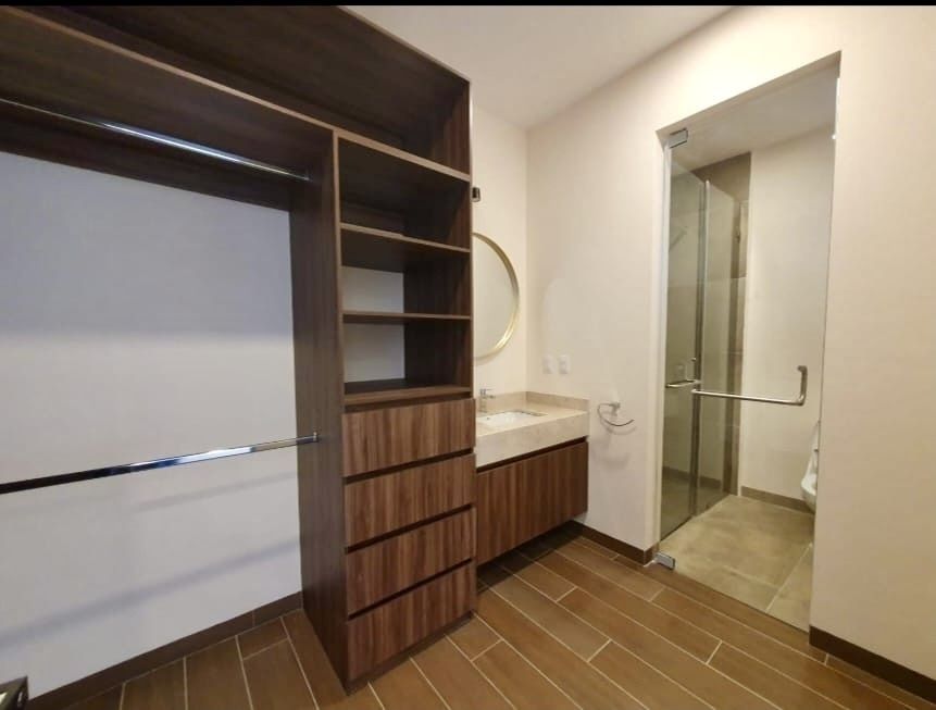 30 de 37: Vestidor con baño privado en suite B