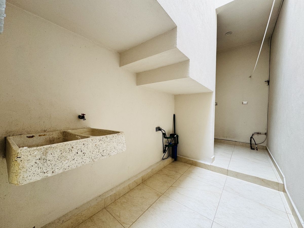 14 de 37: Cuarto de lavado con buena iluminación natural