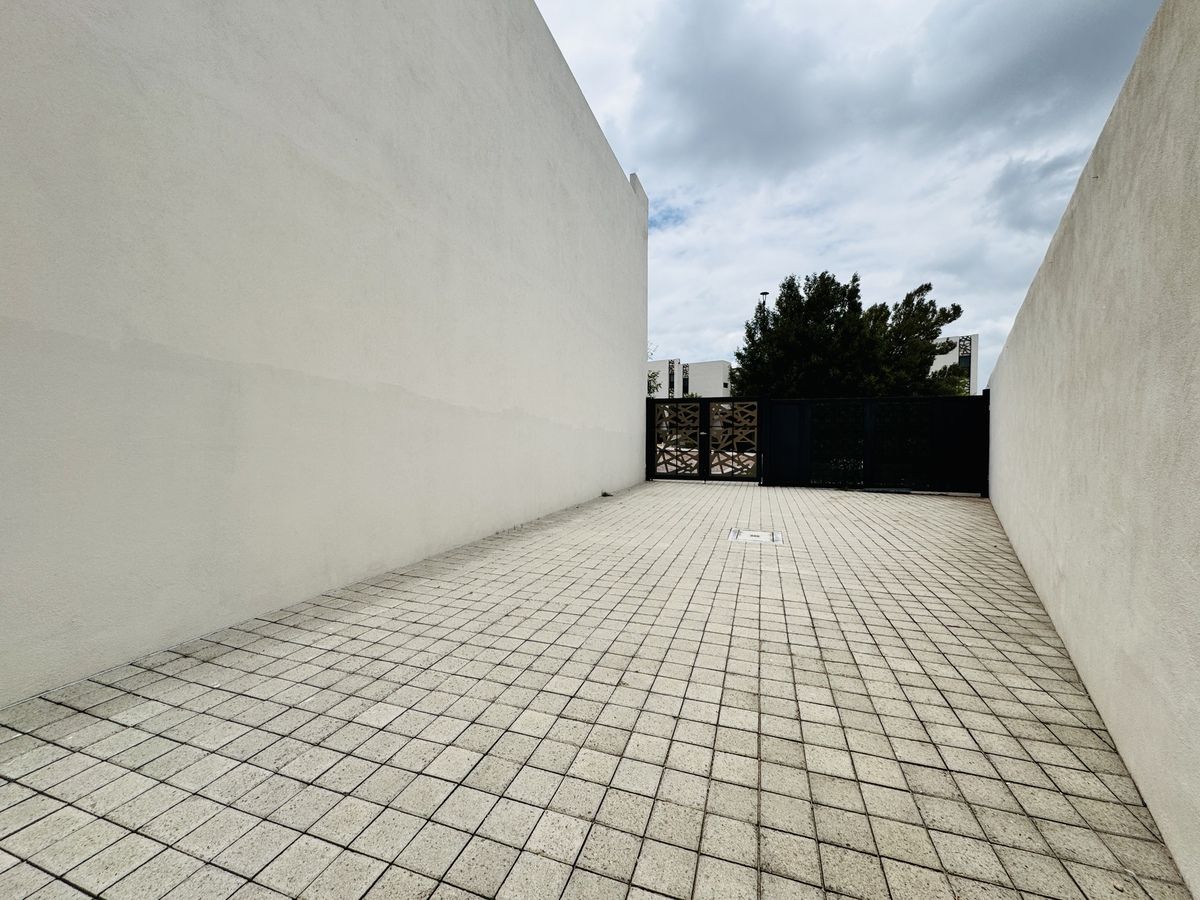 20 de 37: Patio lateral