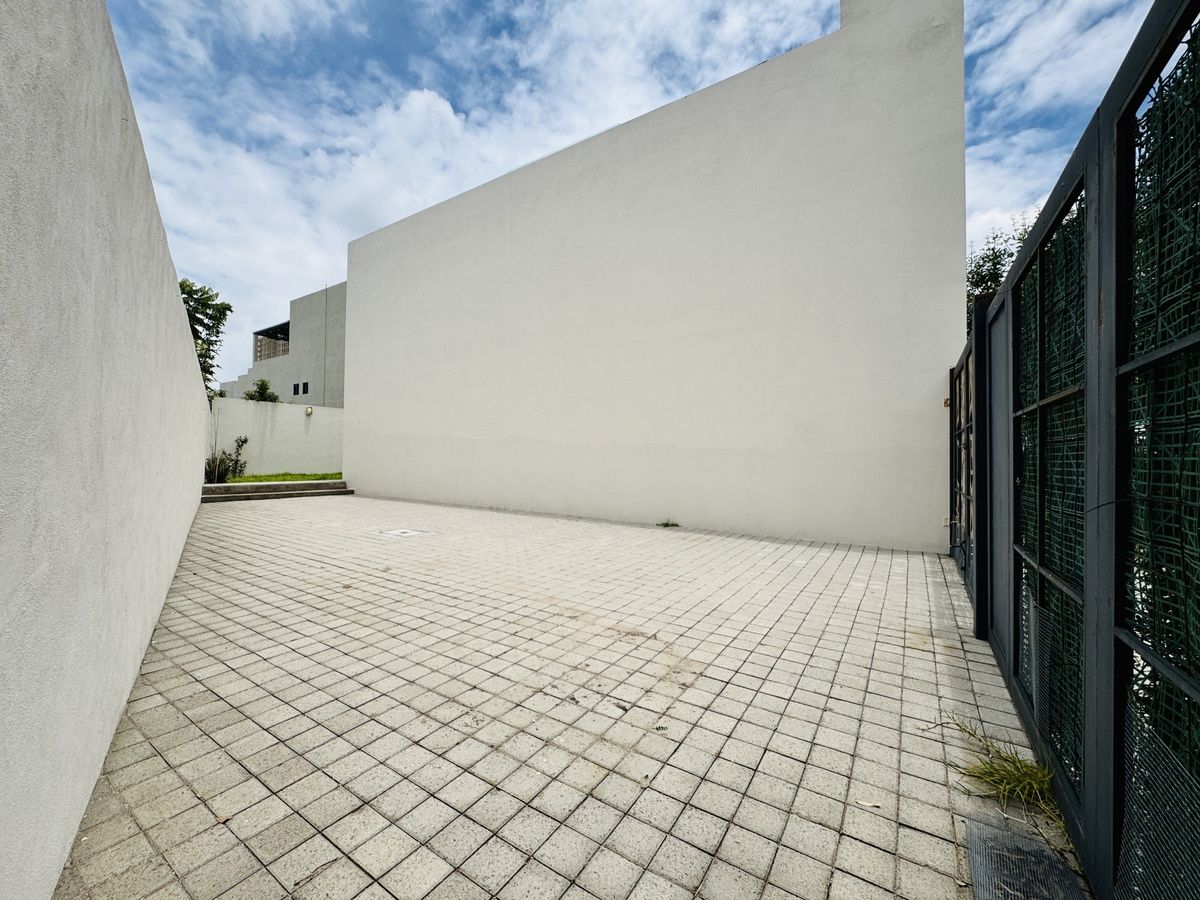 21 de 37: Patio lateral