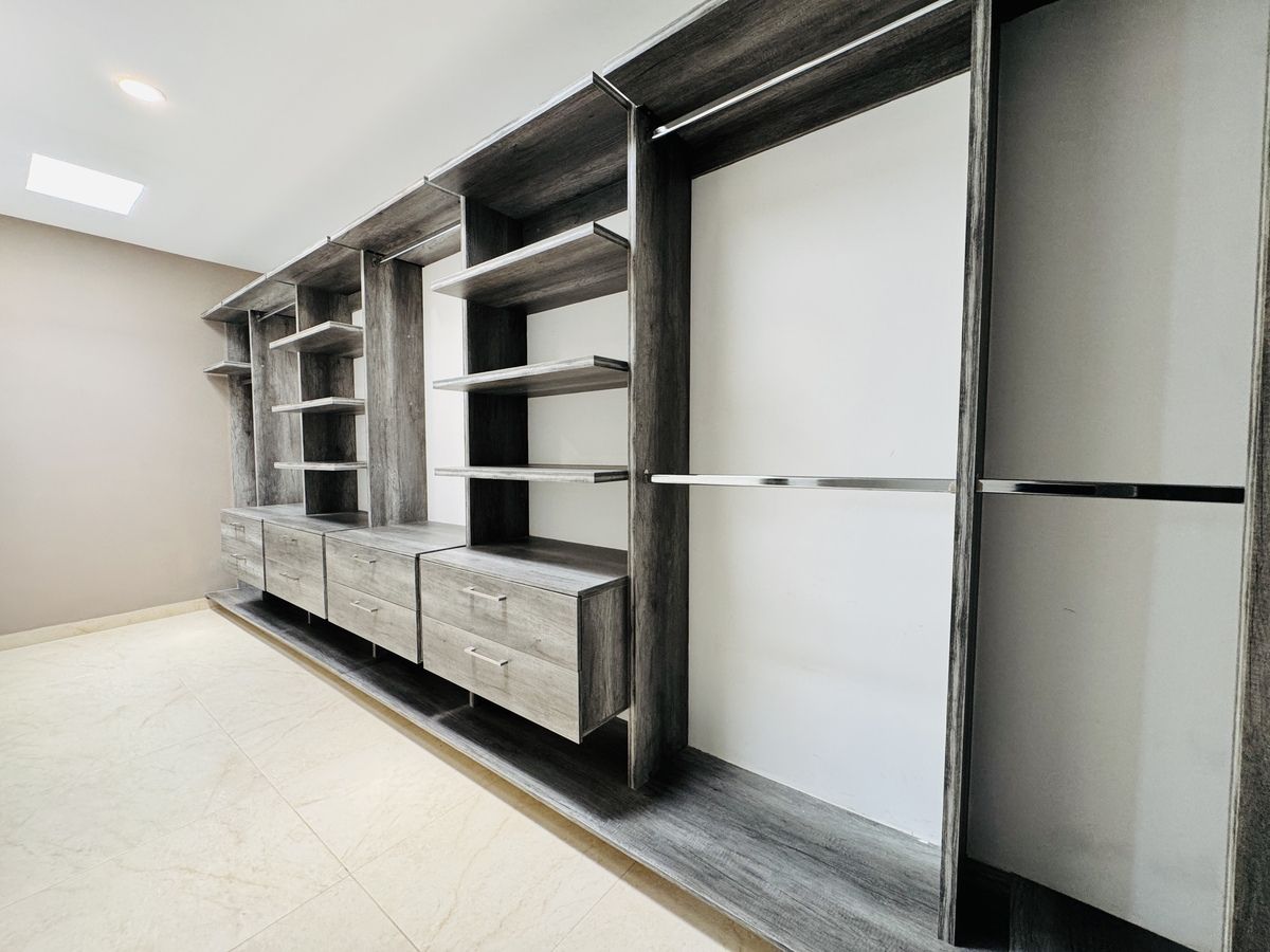 32 de 37: Walk ing closet