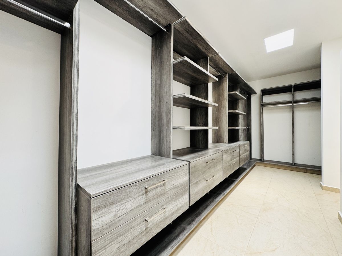 33 de 37: Walk ing closet