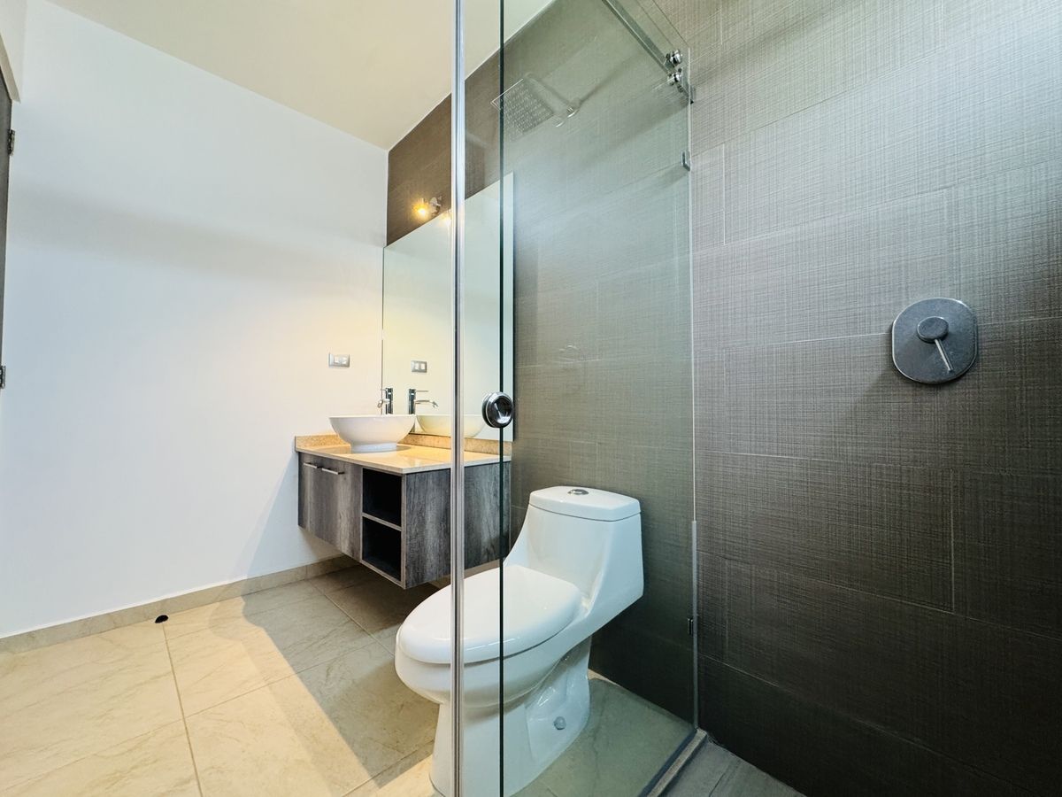 35 de 37: Baño privado de suite A