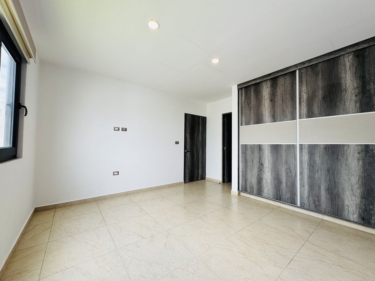 36 de 37: Suite B, con closet